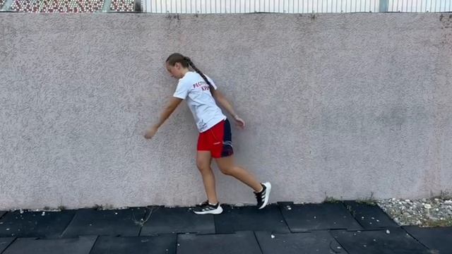 Упражнение у стены