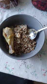 Я ем на завтрак гречу с курицей.