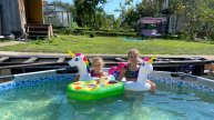 Ульяна и Варвара купаются в бассейне. Дачные выходные