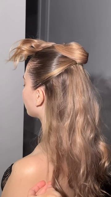 Необычная и стильная мальвинка с пучком #прическа #укладка #волосы #мальвинка #пучок