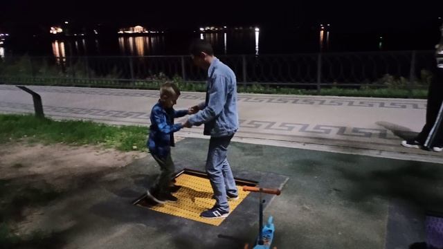 2024-08-17 Тимофей 7 лет Углич прыжки с папой на батуте