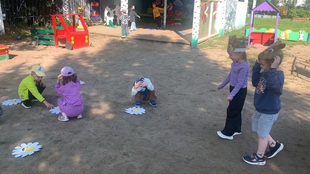 Подвижная игра для детей младшего дошкольного возраста «Пчёлы и медведь»