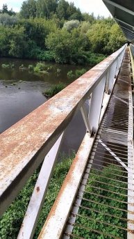 Иду по мосту под мостом через реку Клязьма, на улице лето жара