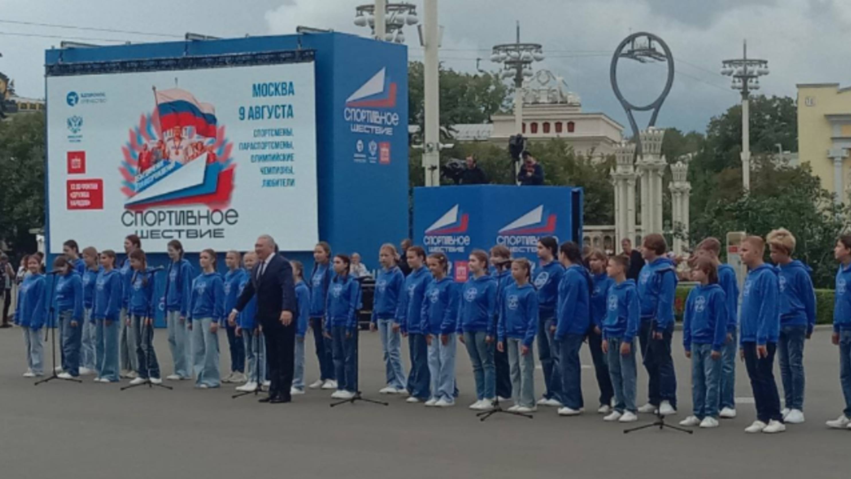 Спортивное шествие на ВДНХ. Большой детский хор им. Попова. Веселый ветер, Пусть всегда будет солнце