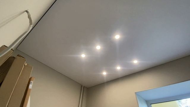 Натяжные потолки в квартире на теневом ПВХ профиле Бизон.