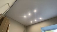 Натяжные потолки в квартире на теневом ПВХ профиле Бизон.