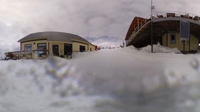 Горнолыжный курорт Домбай подъем и спуск по лесной трасе панорамное видео 360