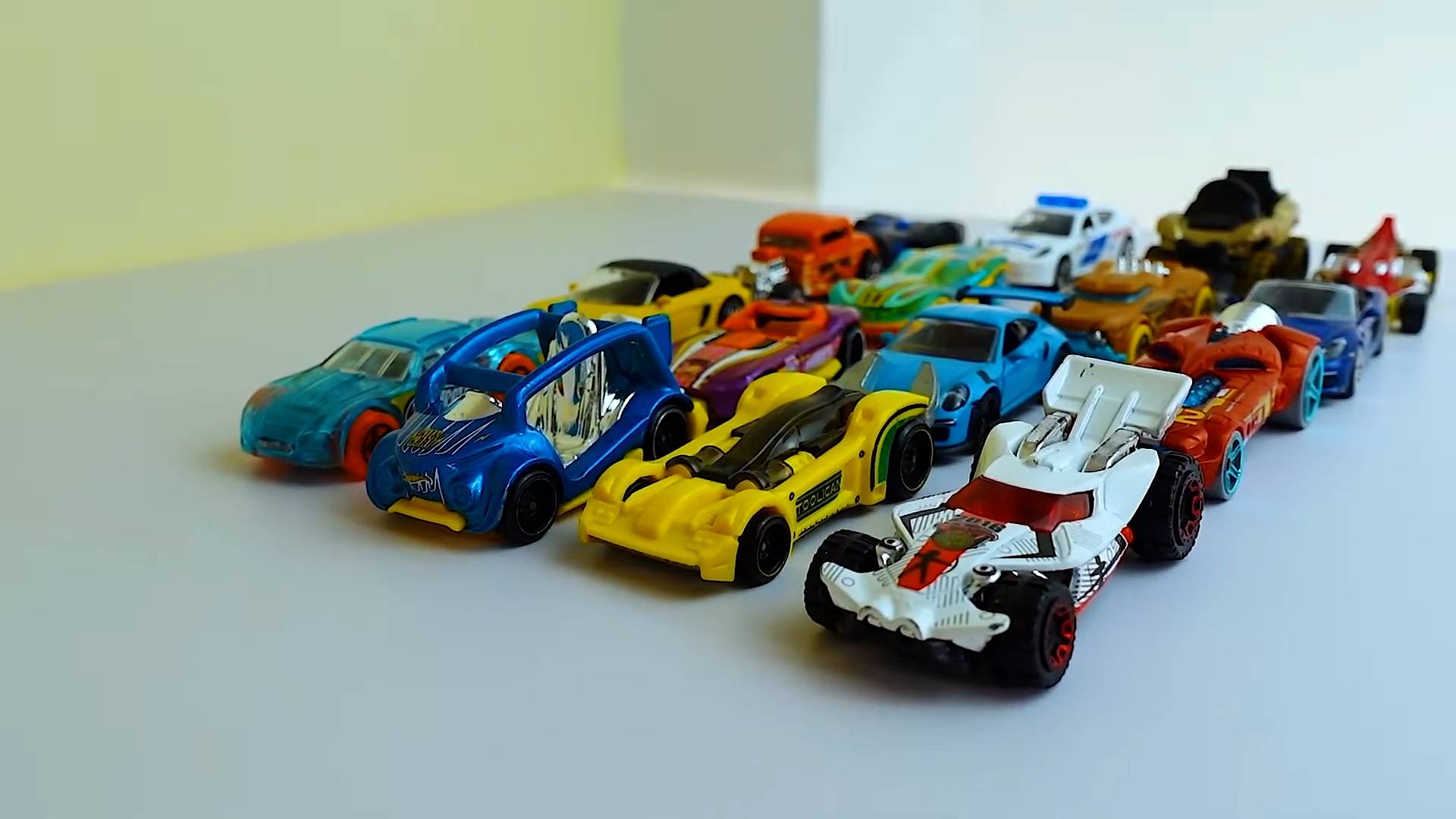 Машинки игрушки Hot Wheels и Грязь. Кир Кар Тойс