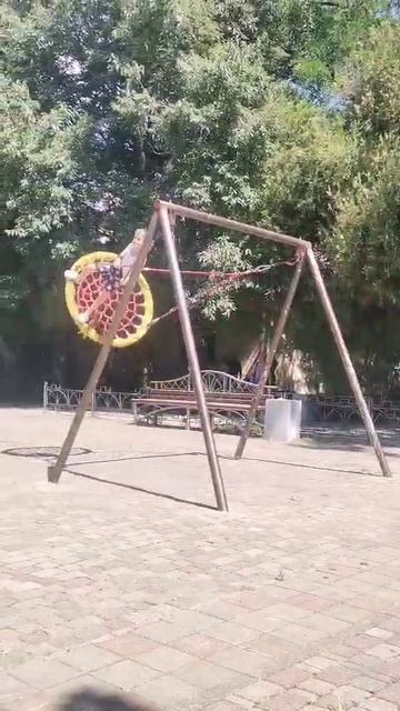 Я качаюсь на качелях