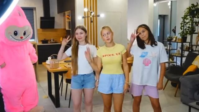 Лабубу преследует нас!