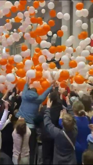 Сброс шаров в торговом центре