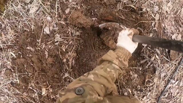 НАШЁЛ КУЗНИЦУ. МЕТАЛЛ ЛЕЖИТ СЛОЯМИ. С МЕТАЛОИСКАТЕЛЕМ ВДОЛЬ ПОЛЕЙ.