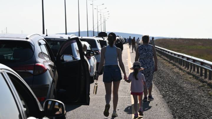 Более 1100 автомобилей стоят в очереди на Крымский мост