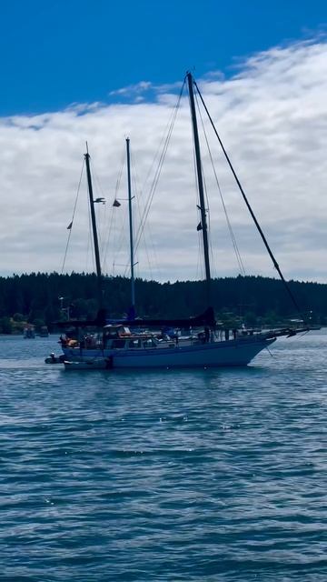 Парусная лодка делает плавный манёвр в спокойных водах бухты Фишерман на острове Лопес ⛵