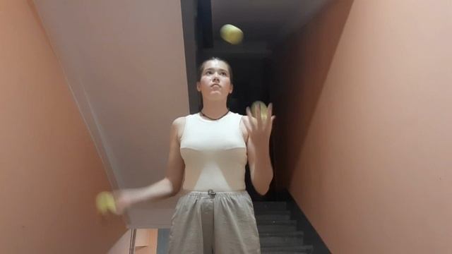 Жонглирую мячами в подъезде. Что скажут соседи???



P.S. пронесло