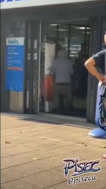 🇬🇧 Охранник пытается остановить вора в Tesco.