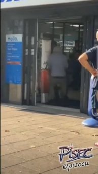 🇬🇧 Охранник пытается остановить вора в Tesco.