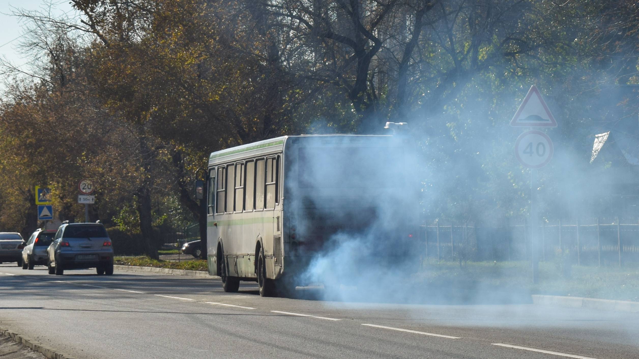 Автобус ЛиАЗ-5256.45 (АО 633 22). Немножечко дымит.