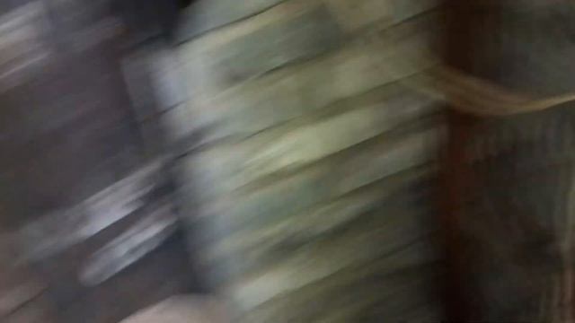 Дренажный насос в подвале сырого гаража.