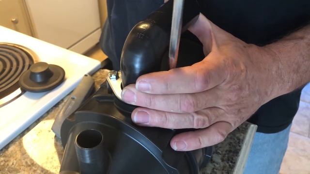 Он убил кота, потому что раковина не сливала воду — шокирующая развязка ремонта