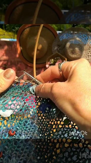 Текстиль и бусины для ввязывания.