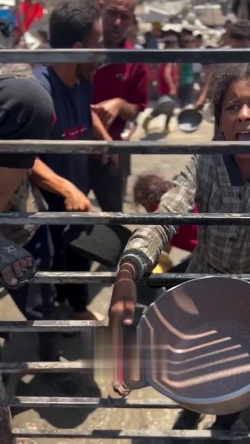 Это процесс "кормления" местных жителей в Секторе Газа !!! УЖАССС !!!