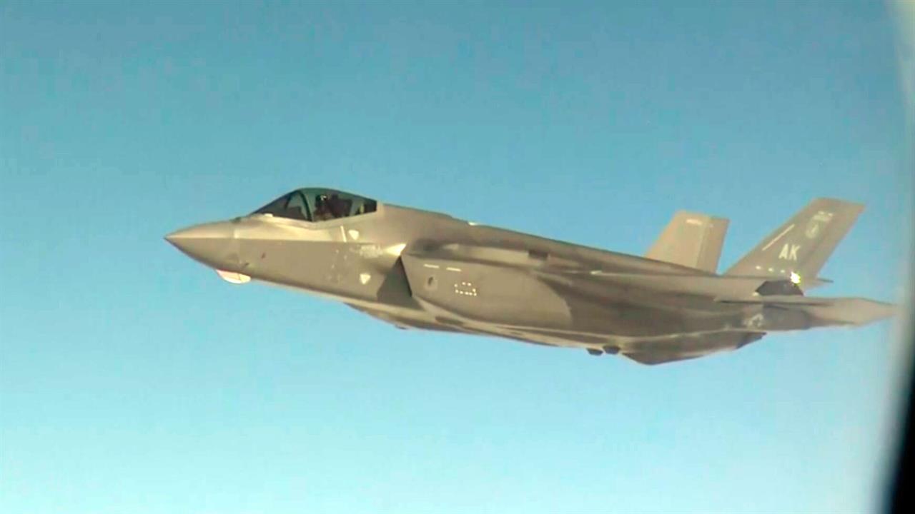 Американские истребители сопроводили борт Путина по пути с Аляски в Россию: видео