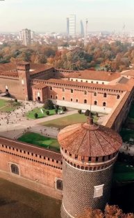 Кастелло Сфорцеско – это исторический замок в Милане, который был построен в XV веке. Здесь храня...