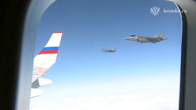 F-35 Lightning II ВВС США сопровождают президентский Ил-96-300ПУ Владимира Путина по пути с Аляс...