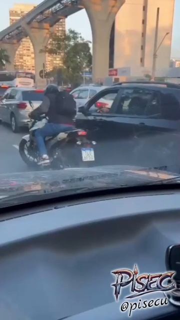🇧🇷 Водитель стал жертвой попытки ограбления на оживлённой дороге, но ему удалось отобрать огнес...