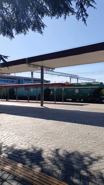 Электровоз ВЛ10 с грузовым поездом проходит по станции Симферополь.