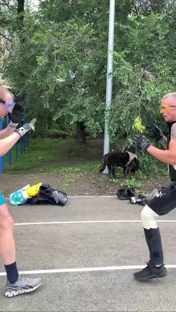 🔪Рубящий в руку, колющий удар в корпус.