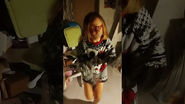 Алёна танцует