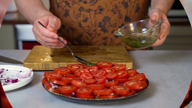 Слоеный салат из помидоров. Слишком вкусно и слишком просто!