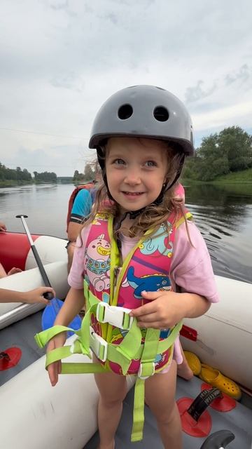 Крис сплавляется по реке