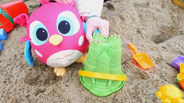 Розовый Совенок играет в стройку! Игры в песочнице