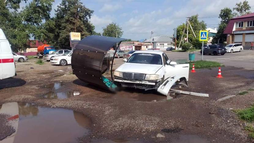 В Приморье пьяный водитель съехал с дороги и наехал на лавку с людьми