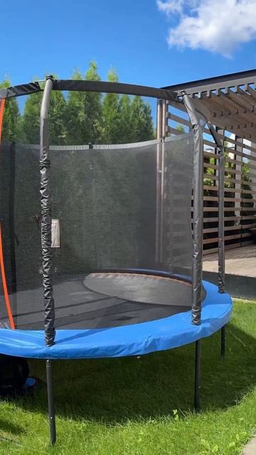 Батуты вместо площадок Дети прыгают от счастья! А вы за классические площадки или батуты и спорт?