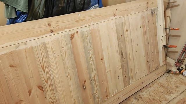 дверь из старого пола.