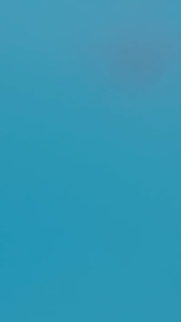 iPhone 16 ProMax купается в бассейне, а Bluetooth под водой не работает 🤣🤣🤣