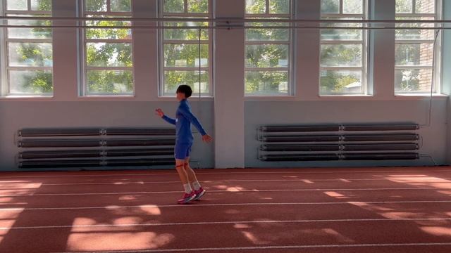 1 Выпрыгивание в шаге со жгутом/лентой силовой с малым продвижением вперед на каждую ногу