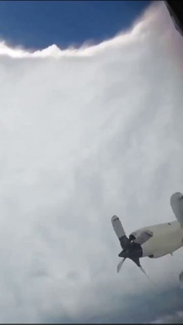 Полёт внутри глаза урагана наивысшей 5-й категории Эрин (16.08.2025)