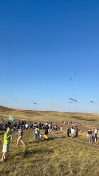 Сейчас на Боевой горе в Соль-Илецком районе оренбуржцы запускают летающие змеи.