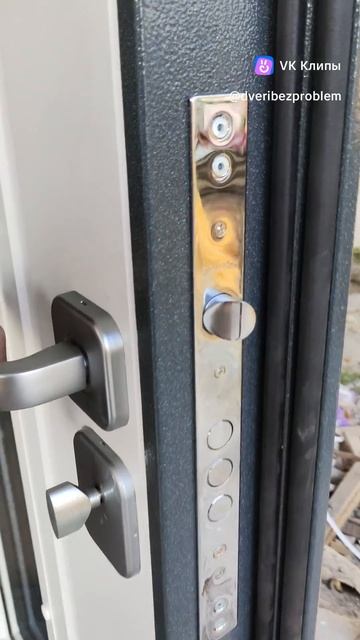 Входная установленная дверь со стеклом и ковкой серая