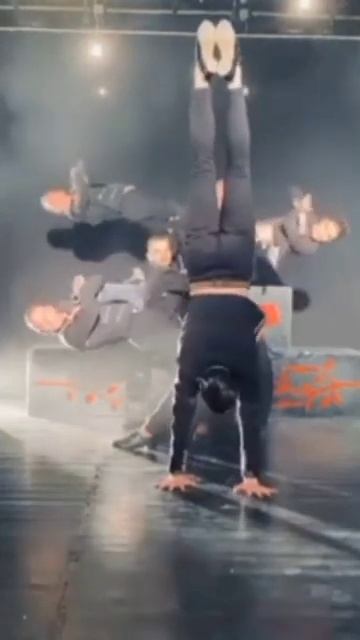 "Urban Verbunk"-венгерская танцевальная группа.