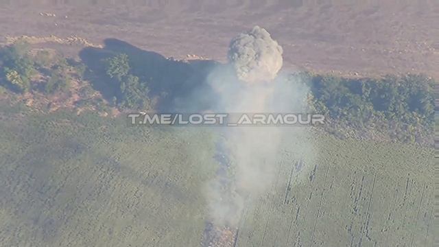 Уничтожение танка Т-72 Всу ударом FPV-дрона 'ВТ-40' с эффектной детонацией в н.п. Ивановка 💥🇷🇺👊