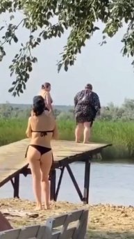 Вот как нужно прыгать в воду.