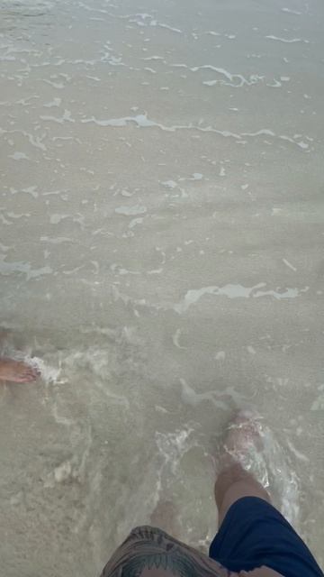 Прогулка по пляжу на Мальдивах