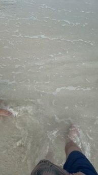 Прогулка по пляжу на Мальдивах