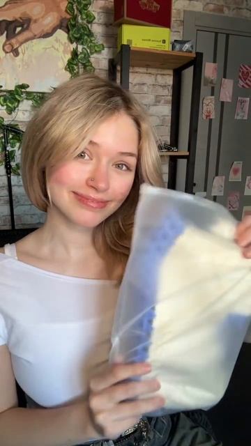 Девушка с нарушением слуха рассказала о себе и показала свои работы